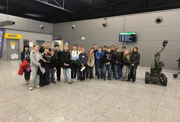 Klasa 7a z Mysłowic odkrywała tajniki pracy Straży Granicznej na lotnisku w Pyrzowicach
