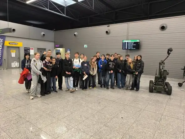Klasa 7a z Mysłowic odkrywała tajniki pracy Straży Granicznej na lotnisku w Pyrzowicach